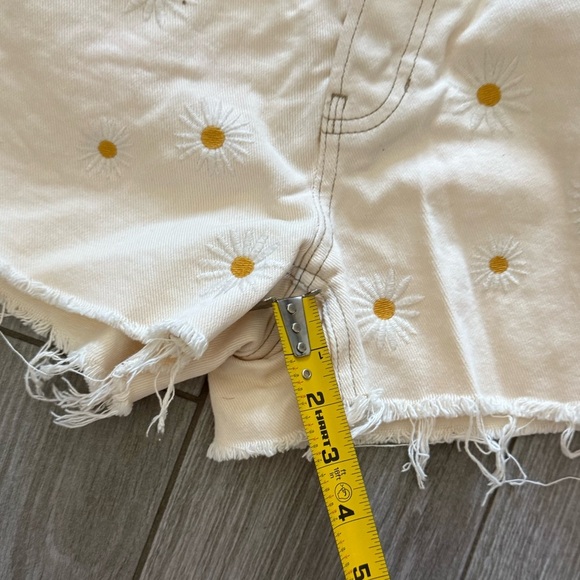 Pacsun|Floral daisy embroidered ultra high waisted vintage denim shorts in cream - Picture 13 of 15